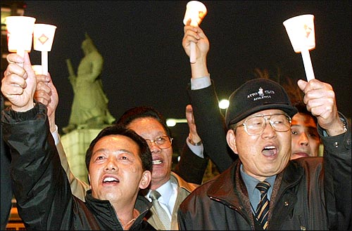 13일 저녁 광화문 촛불시위에 나온 금호동 옥수동 주민들이 탄핵안 가결의 부당성을 호소하며 '야합3당 해산하라'는 구호를 외치고 있다. 